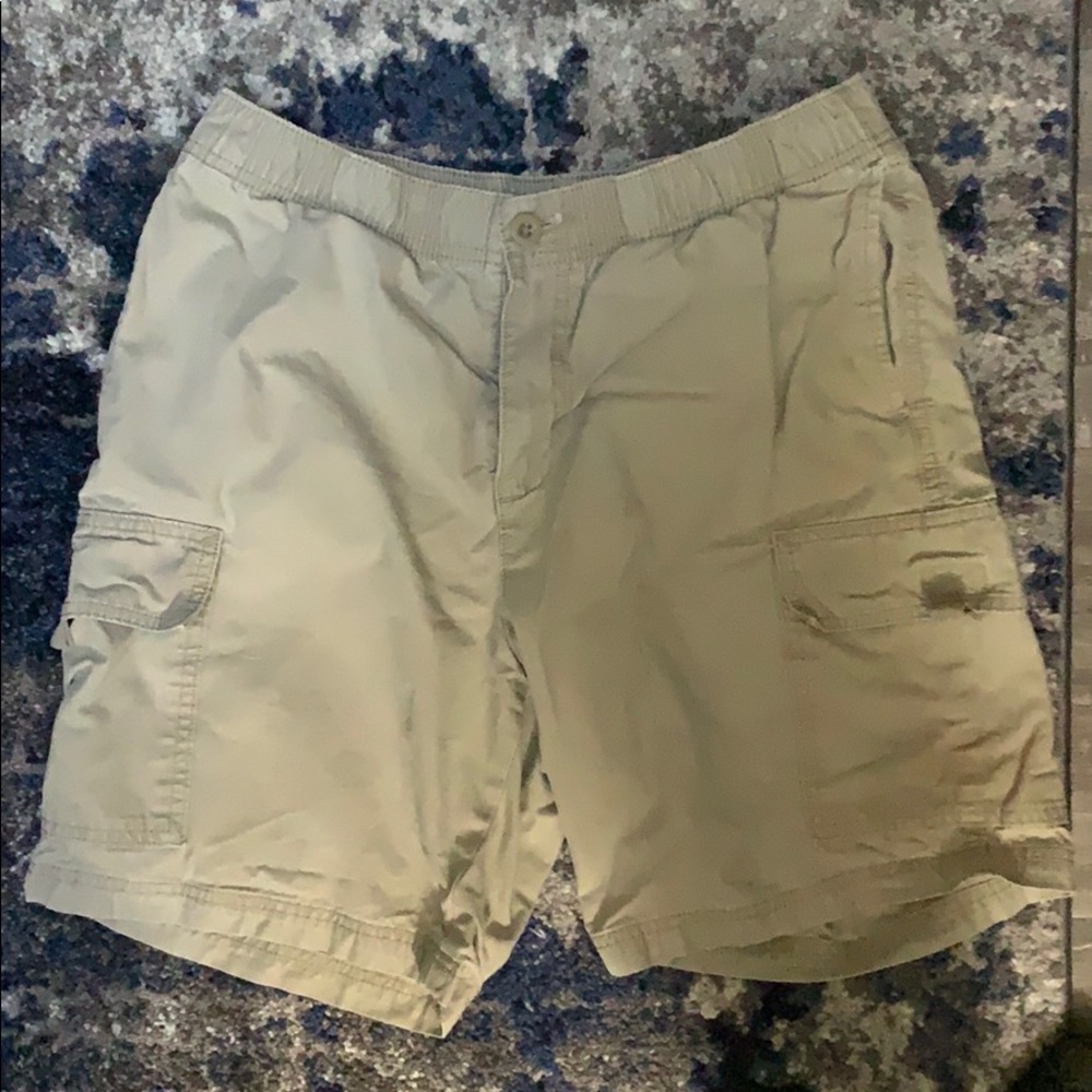Men’s tan cargo shorts!